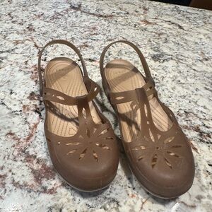 Crocs Women's Carlie Cutout Clog beach sandal size 8